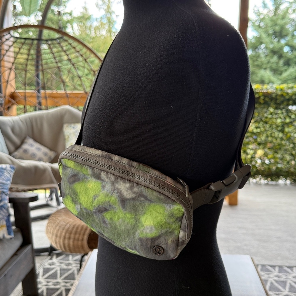 Lululemon | Everywhere Belt Bag 1L - Picture 4 of 7